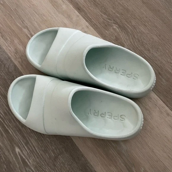 Sperry Women’s slides size 7 - Picture 3 of 3